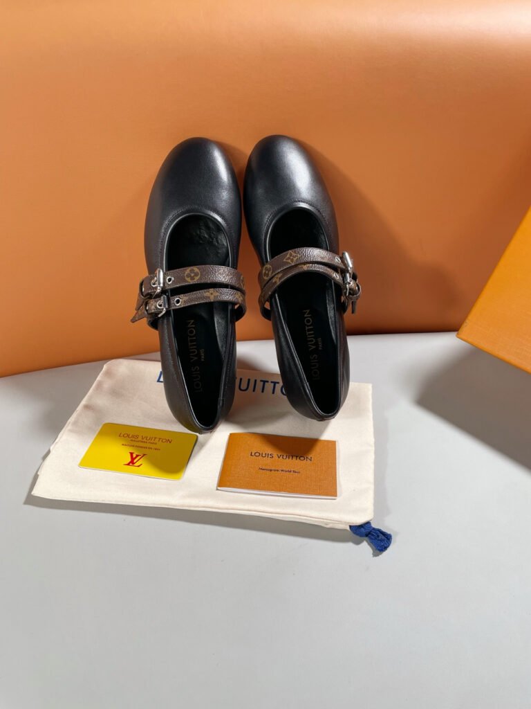 Louis Vuitton Unisex Sneakers detail image 4