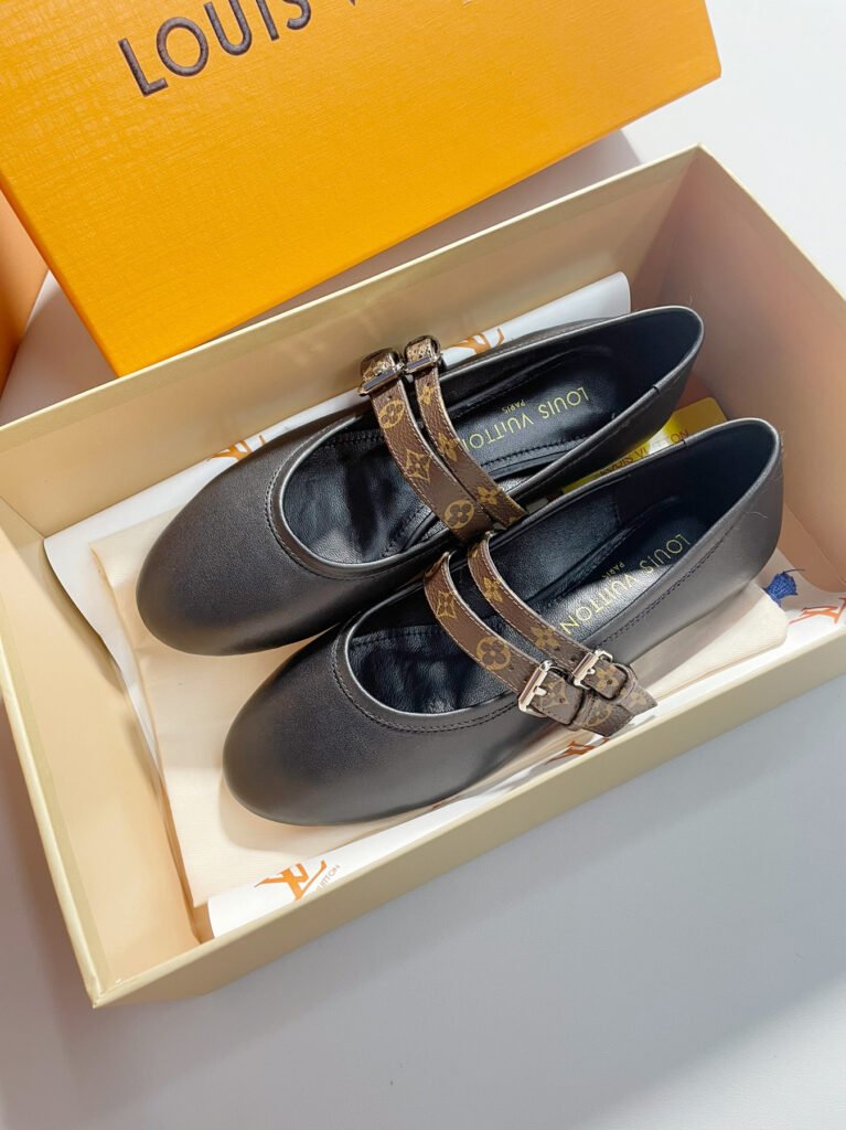 Louis Vuitton Unisex Sneakers detail 4
