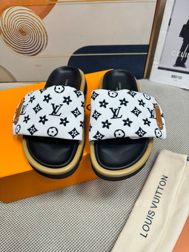 Louis Vuitton Unisex Slides detail image 4