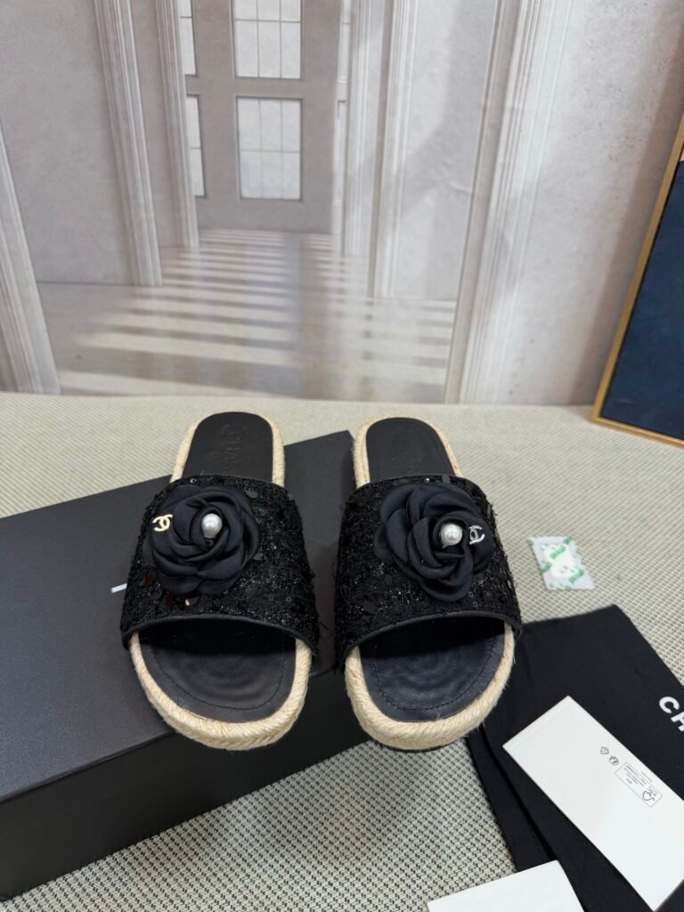 Louis Vuitton Unisex Slides detail 4