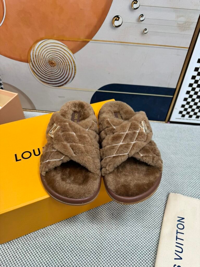 Louis Vuitton Unisex Shearling Shoes detail image 4
