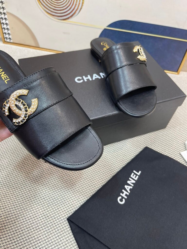 Chanel Unisex Slides detail image 4