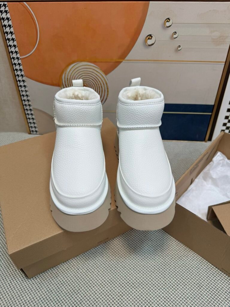UGG Unisex Snow Boots detail image 4
