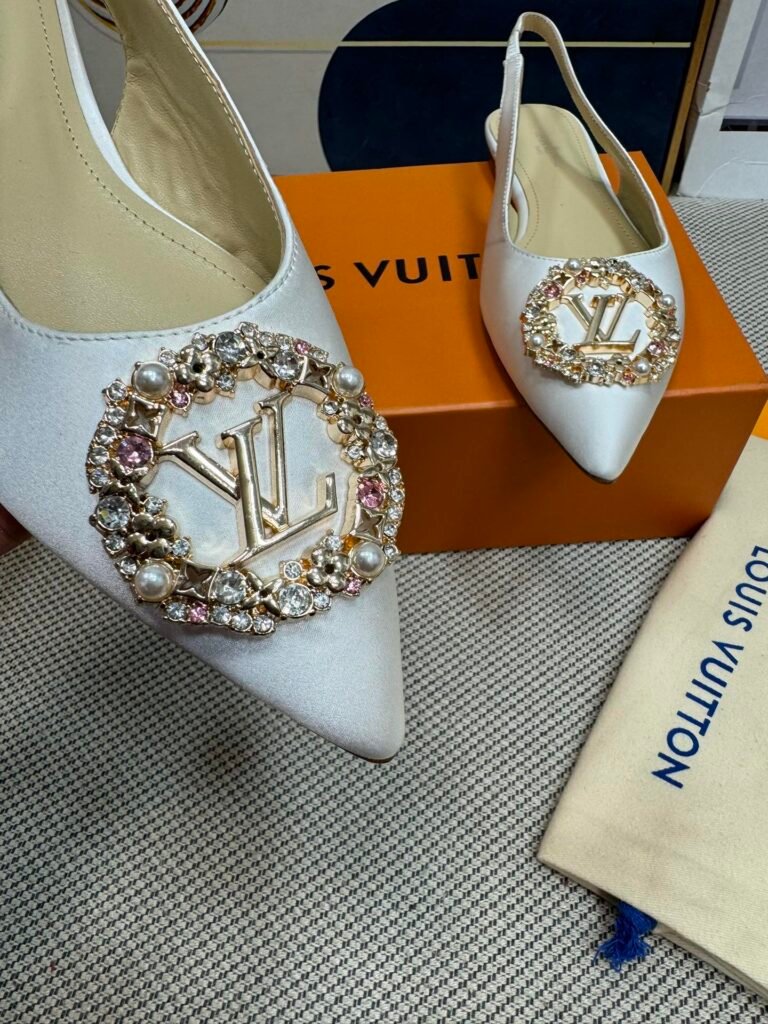 Louis Vuitton Unisex Sandals detail 4