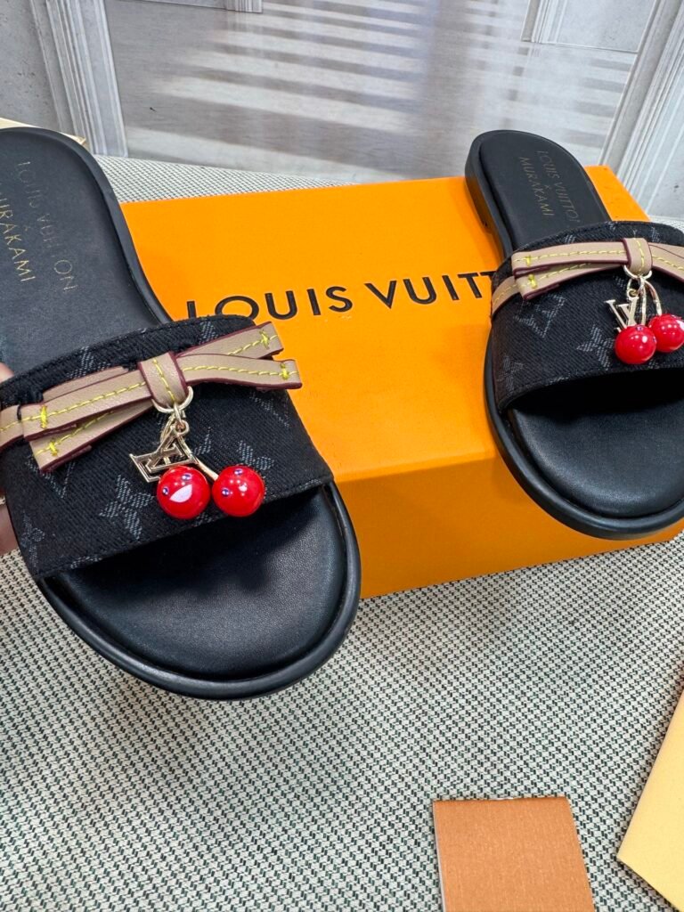 Louis Vuitton Unisex Slides detail 4