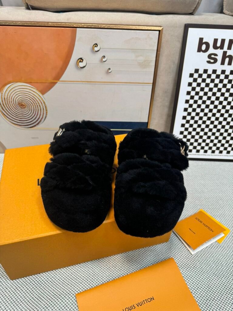Louis Vuitton Unisex Slides detail 4