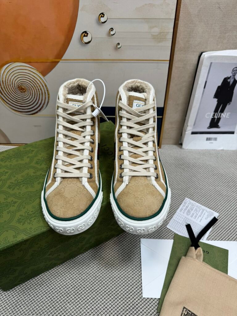 Gucci Unisex Loafers detail image 4