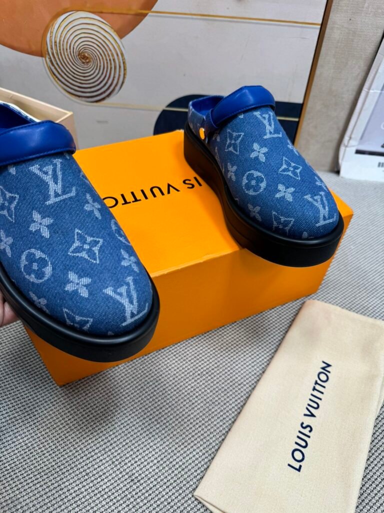 Louis Vuitton Unisex Slides detail 4