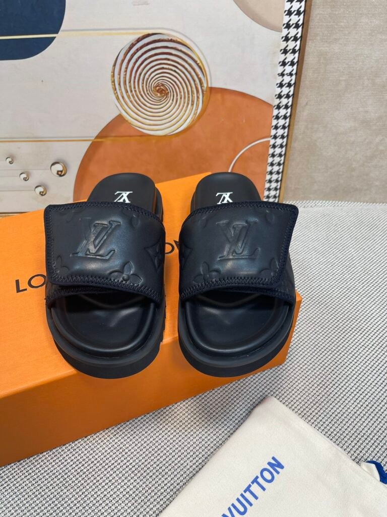 Louis Vuitton Unisex Slides detail 4