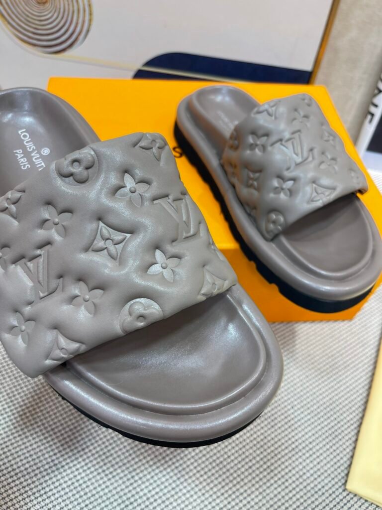 Louis Vuitton Unisex Slides detail image 4