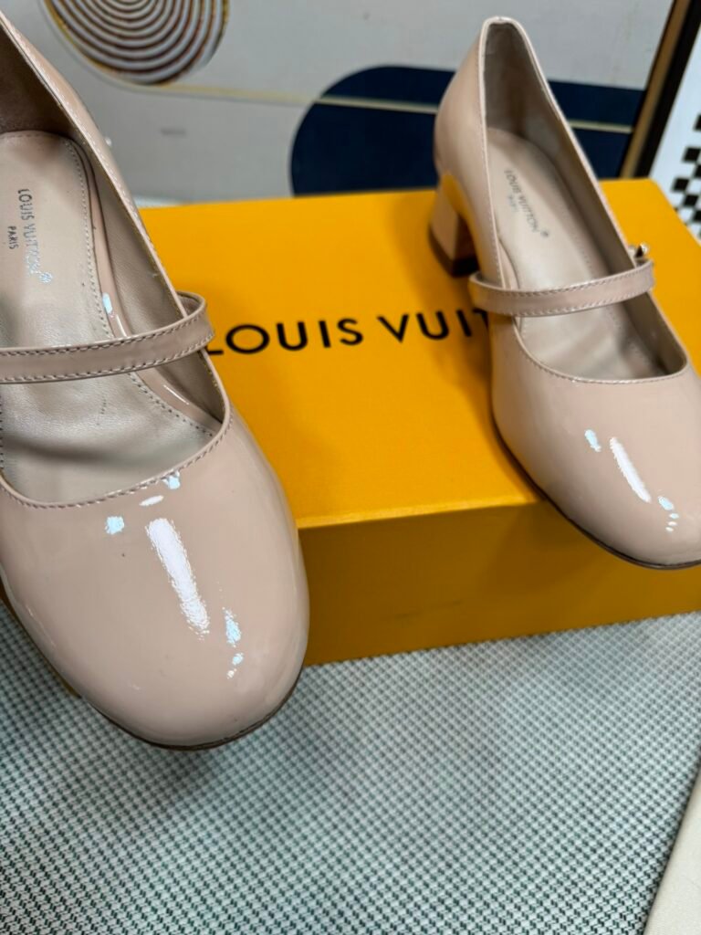Louis Vuitton Unisex Sandals detail 4