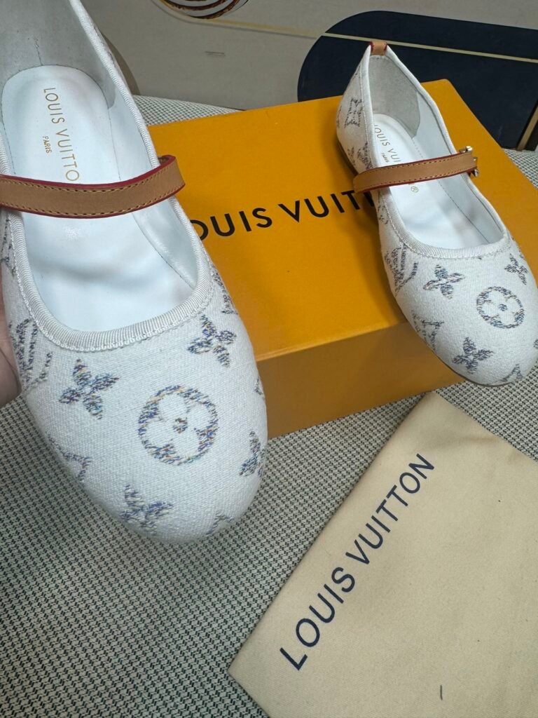 Louis Vuitton Unisex Sandals detail 4
