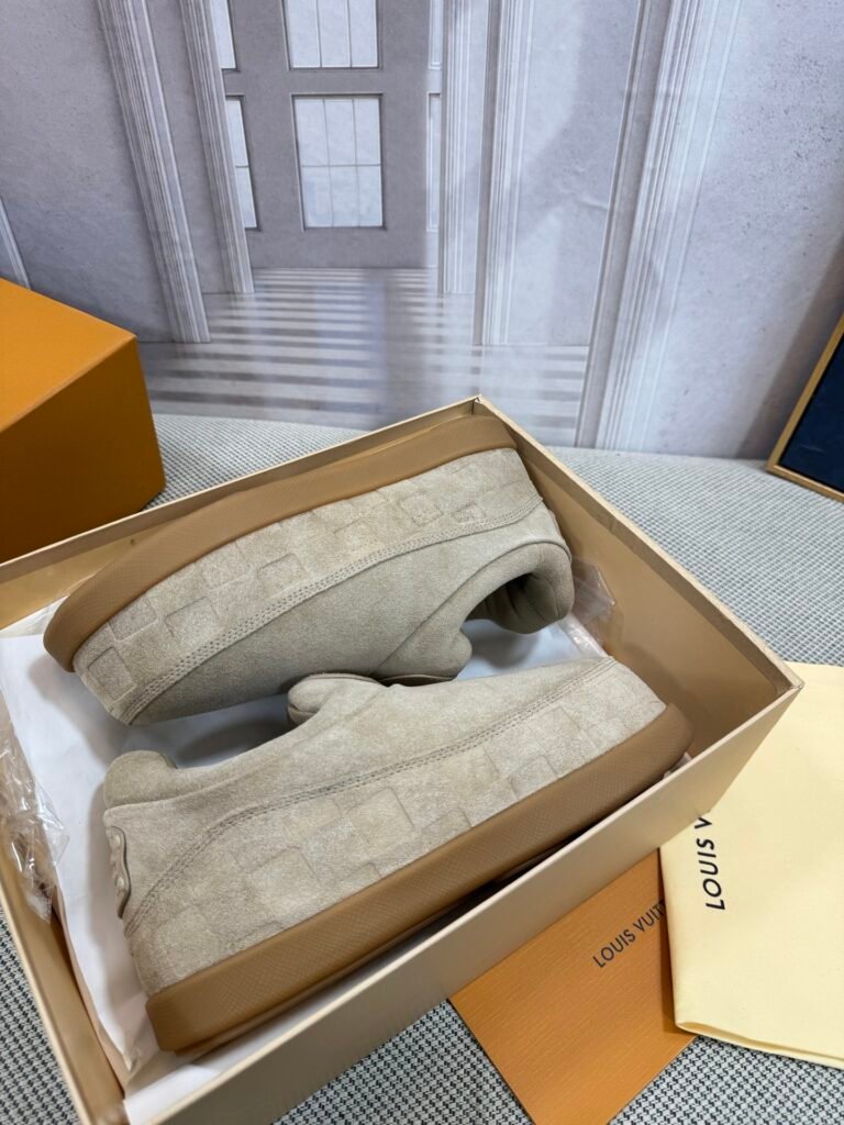 Louis Vuitton Unisex Shearling Shoes detail 4
