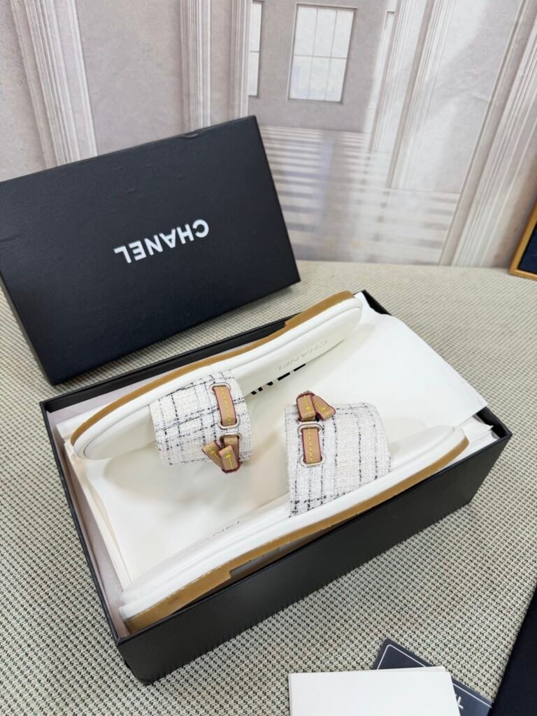 Chanel Women's Slides detail image 5