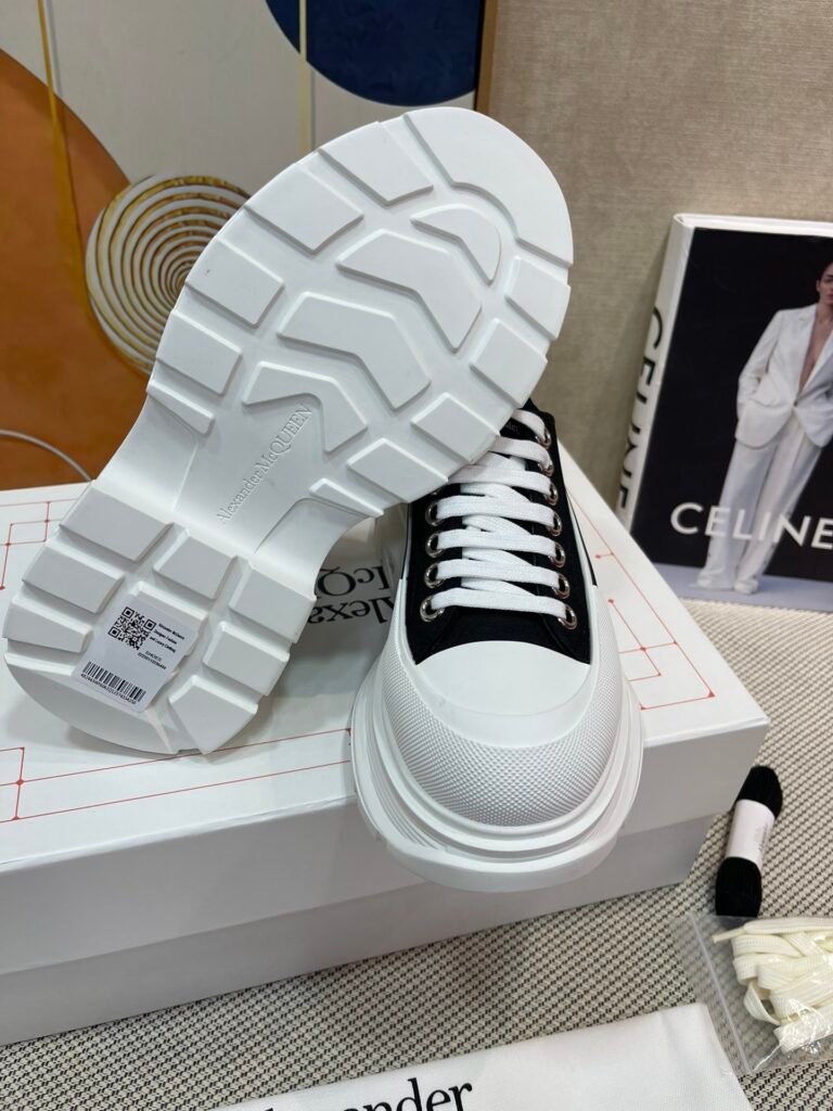 Alexander McQueen Unisex Sneakers detail image 5