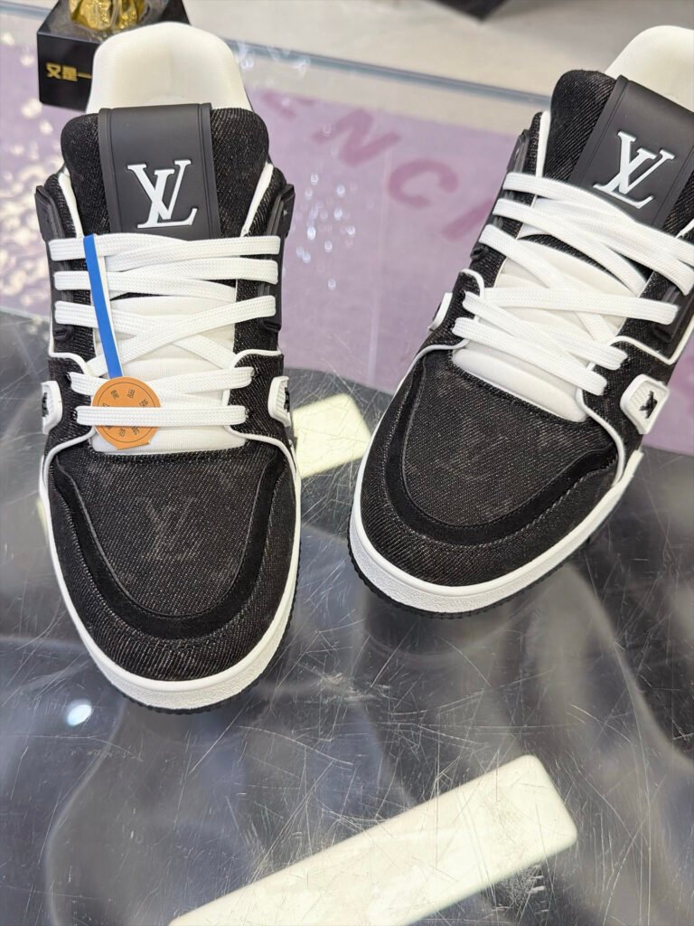 Louis Vuitton Unisex Sneakers detail image 5