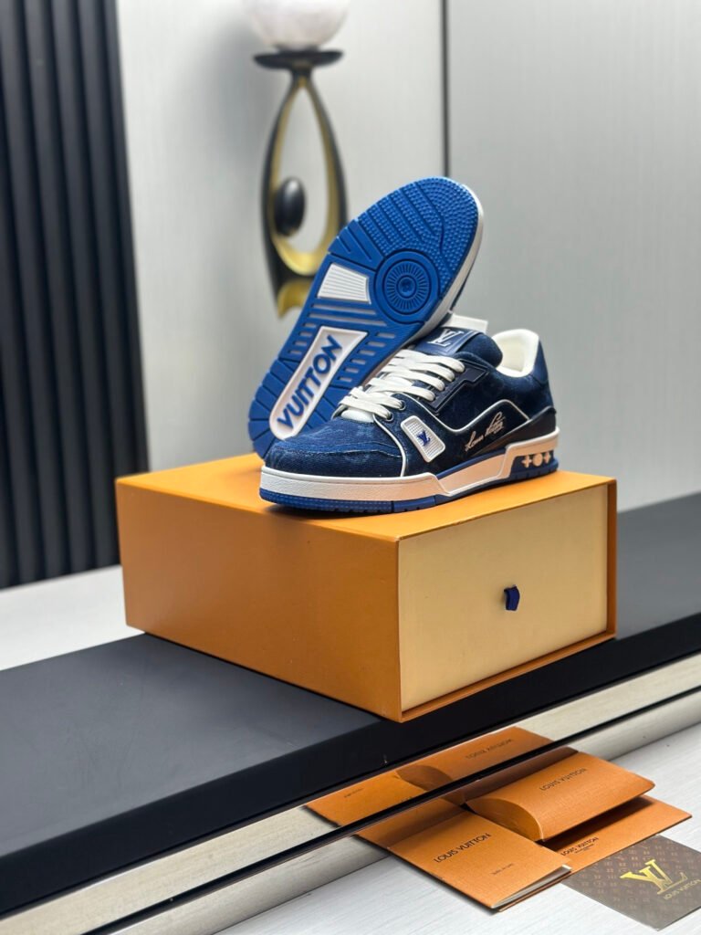 Louis Vuitton Unisex Sneakers detail image 5