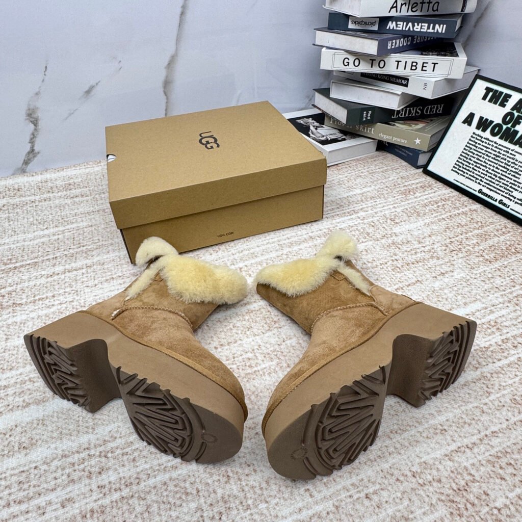 UGG Unisex Snow Boots detail 5