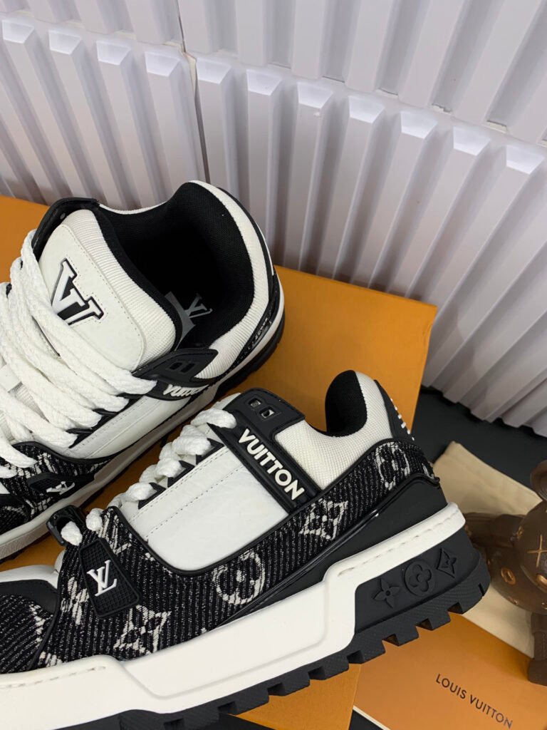 Louis Vuitton Unisex Chunky Sneakers detail image 5