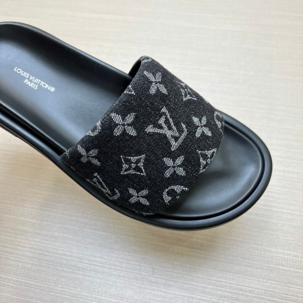 Louis Vuitton Unisex Slides detail image 5
