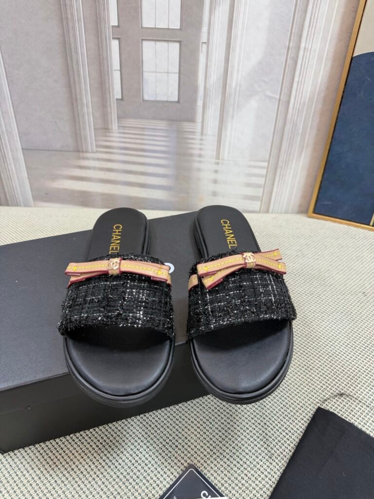 Chanel Women's Slides detail image 5