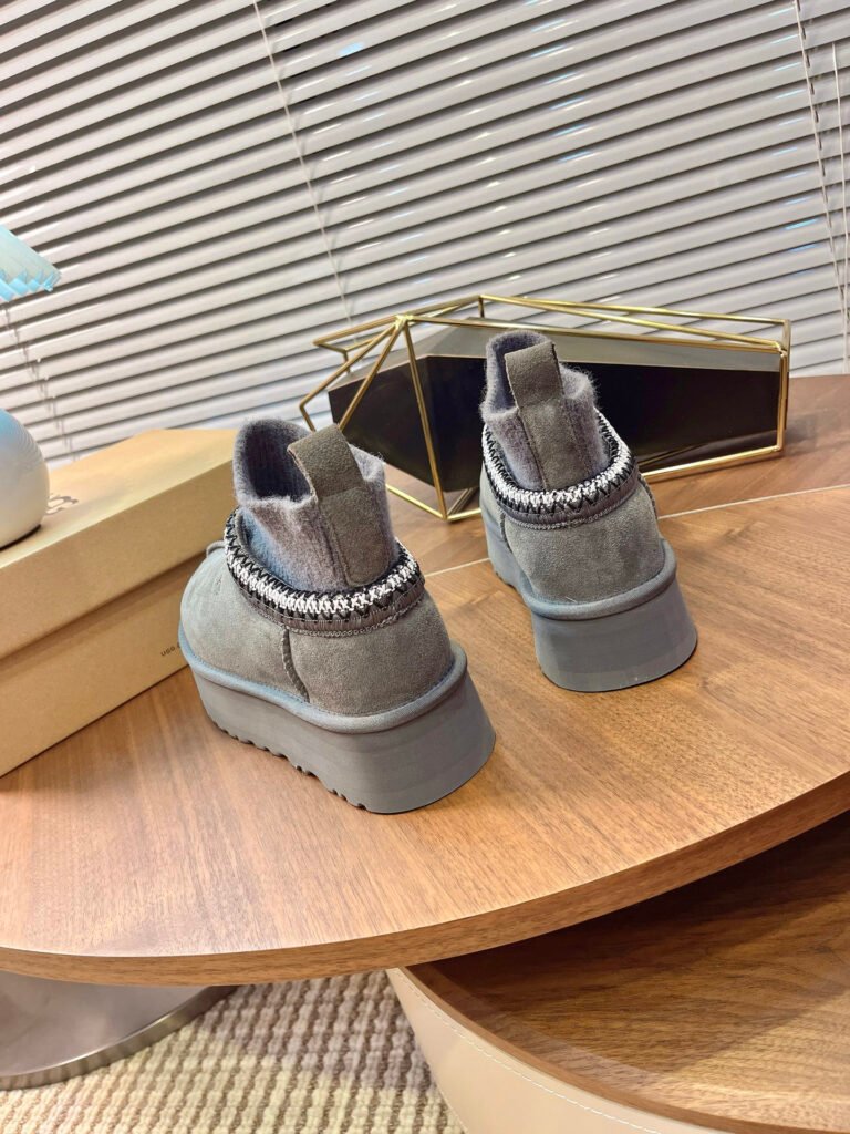 UGG Unisex Snow Boots detail 5