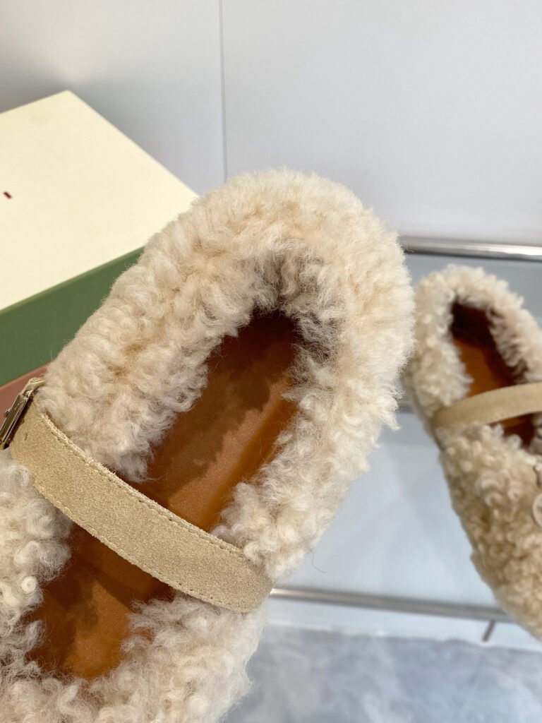 Louis Vuitton Unisex Shearling Shoes detail image 5