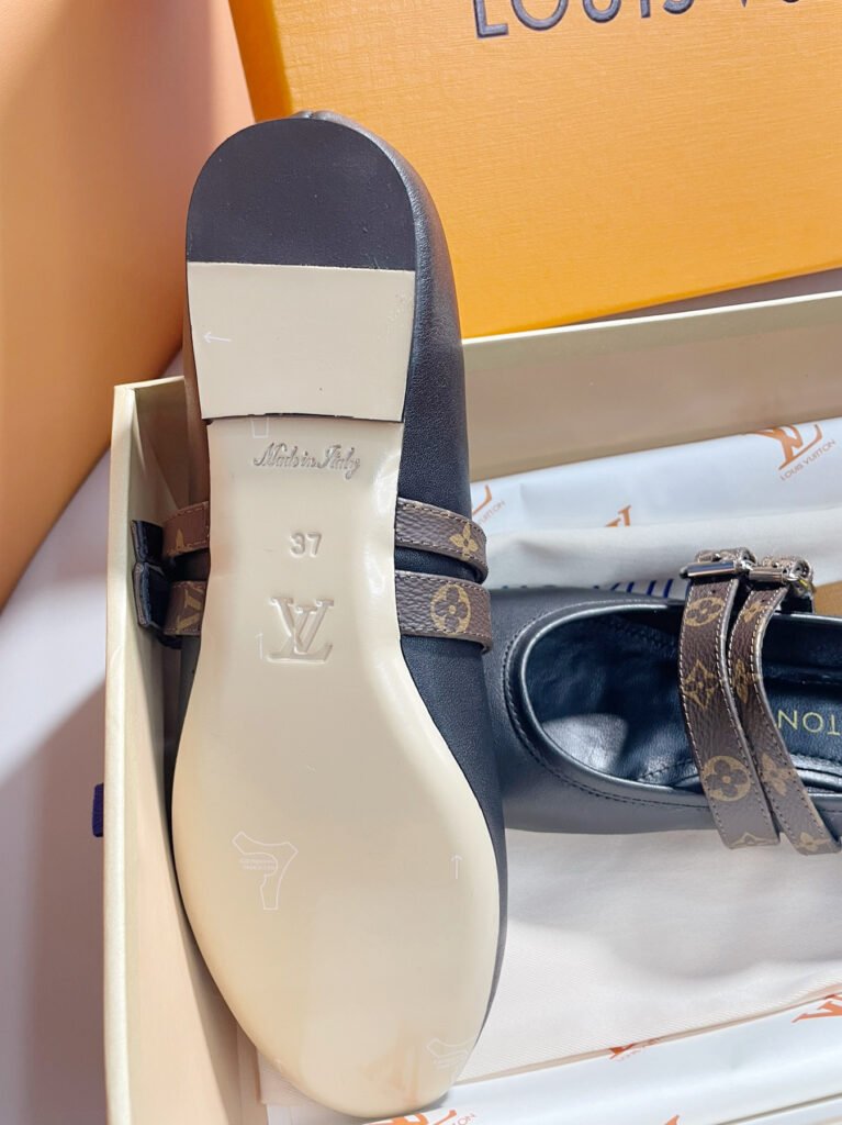 Louis Vuitton Unisex Sneakers detail 5