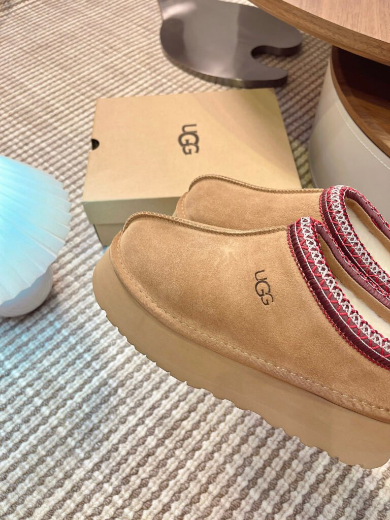 UGG Women's Snow Boots detail image 5