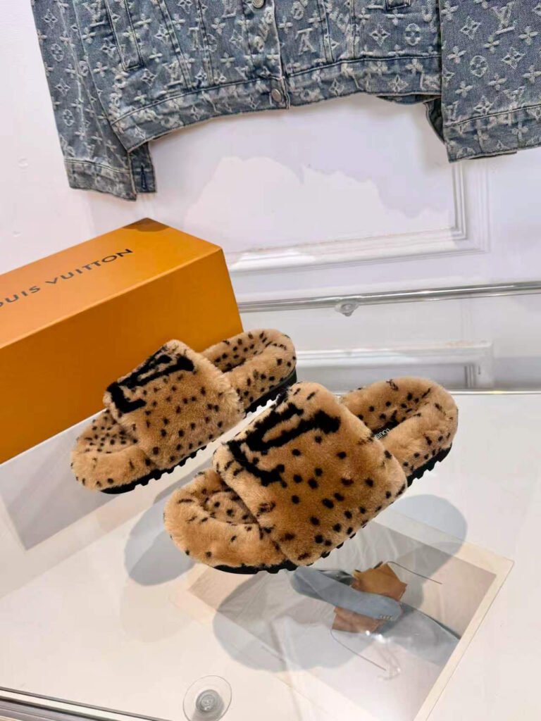 Louis Vuitton Unisex Slides detail image 5