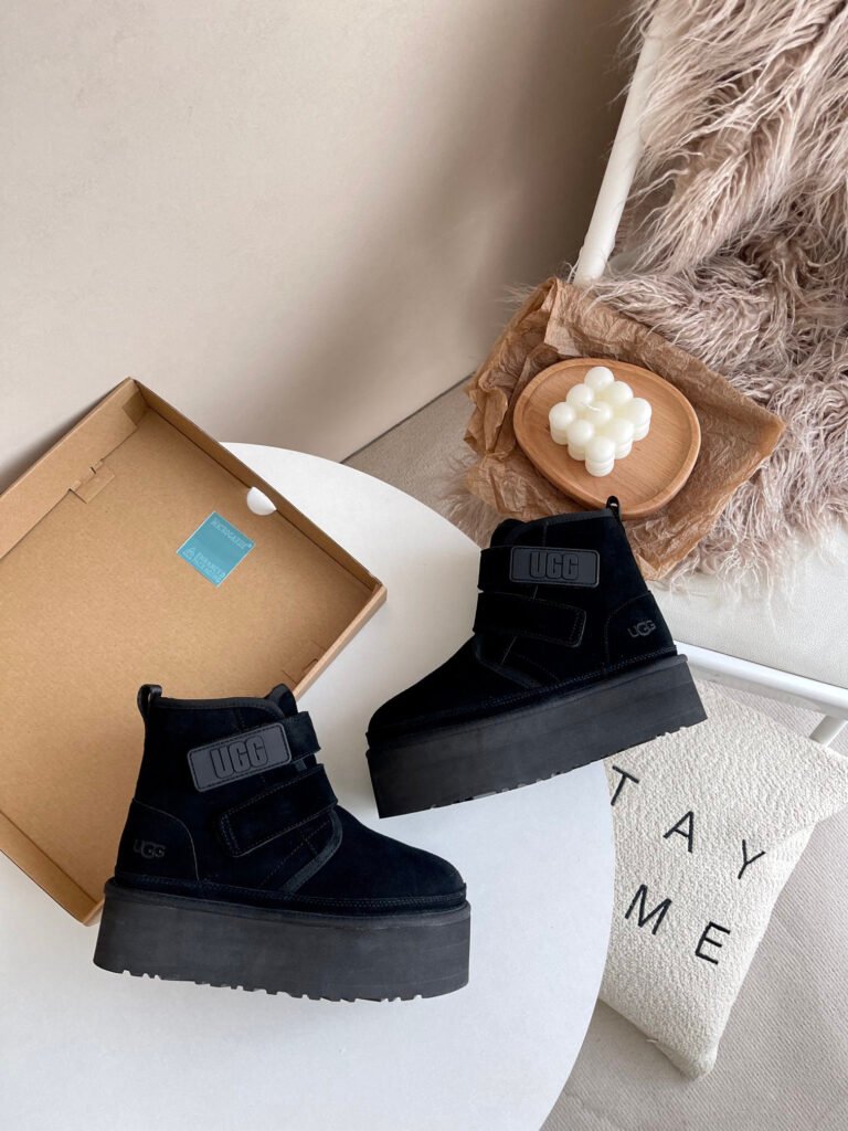 UGG Unisex Chelsea Boots detail image 5