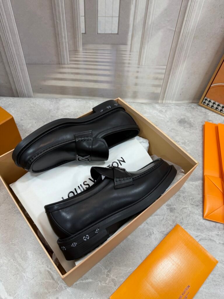 Louis Vuitton Men's Leather Dress Shoes detail image 5