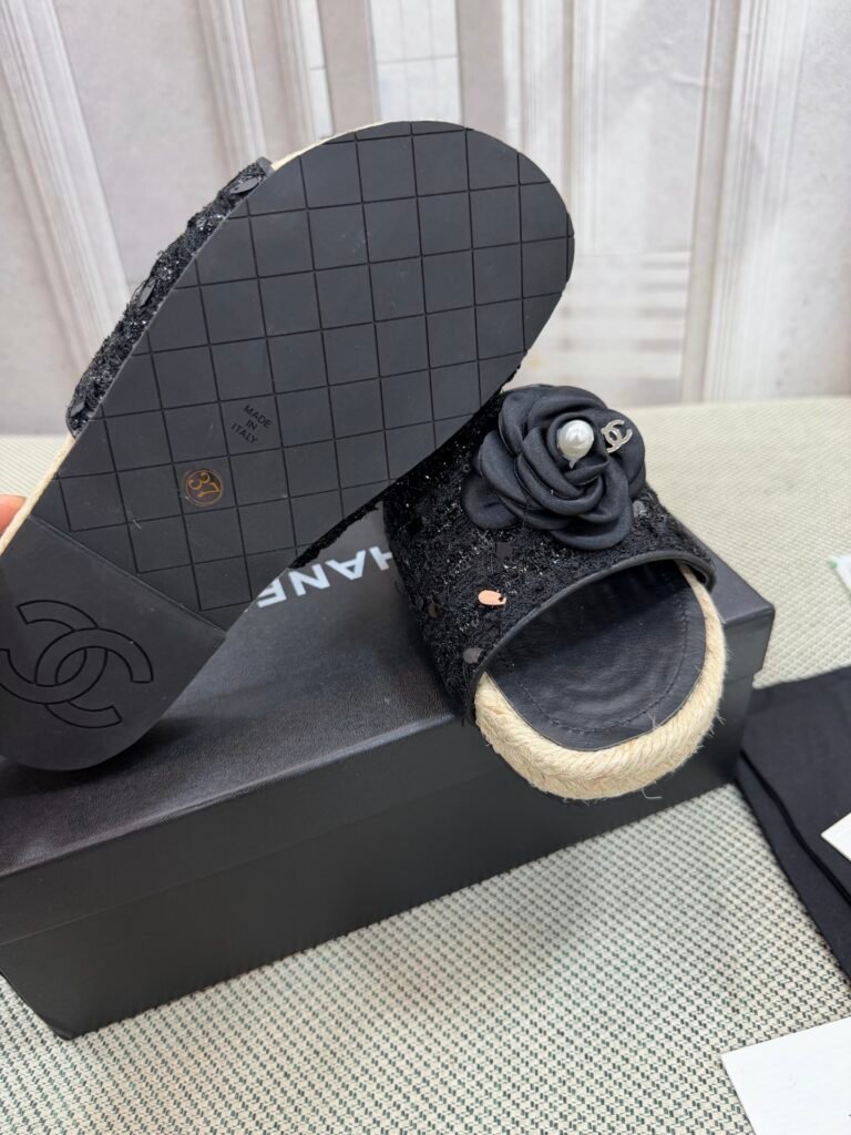 Louis Vuitton Unisex Slides detail 5