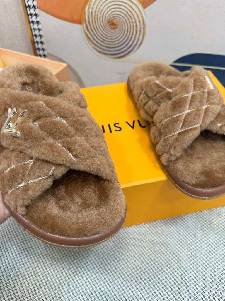 Louis Vuitton Unisex Shearling Shoes detail image 5