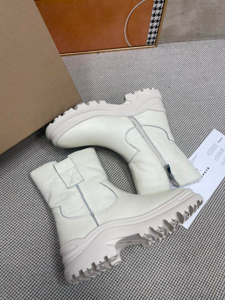 UGG Women's Snow Boots detail image 5