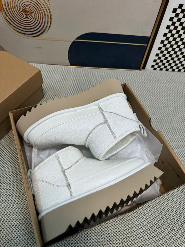 UGG Unisex Snow Boots detail image 5