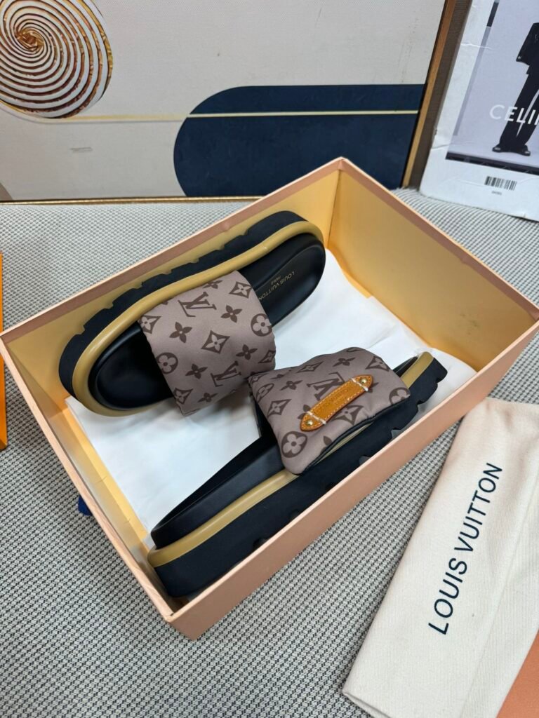 Louis Vuitton Unisex Slides detail image 5