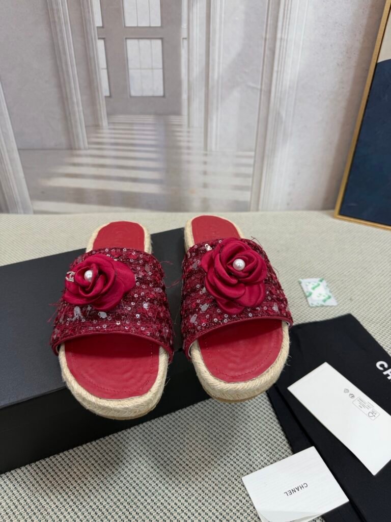 Louis Vuitton Unisex Slides detail image 5