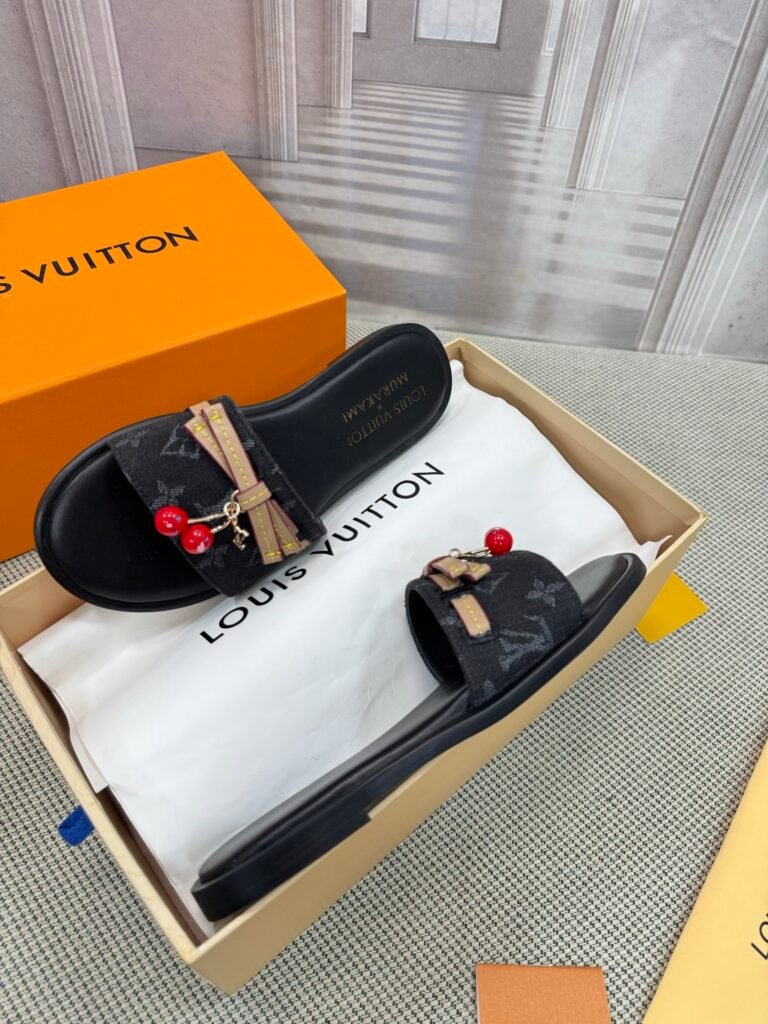 Louis Vuitton Unisex Slides detail 5