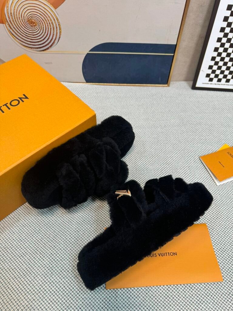 Louis Vuitton Unisex Slides detail 5