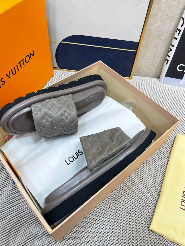 Louis Vuitton Unisex Slides detail image 5