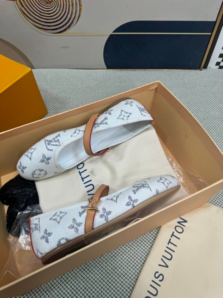 Louis Vuitton Unisex Sandals detail 5