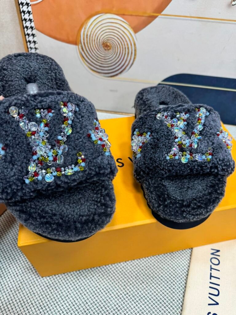 Louis Vuitton Unisex Shearling Shoes detail 5