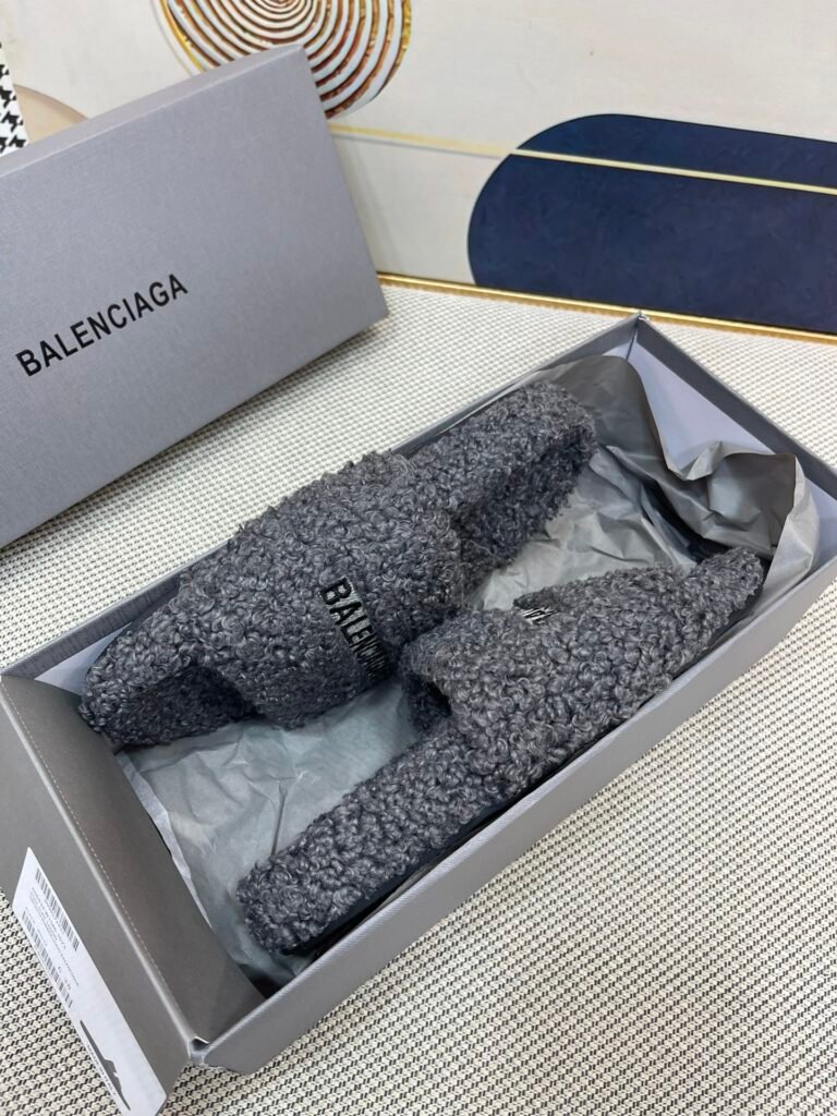 Balenciaga Unisex Sneakers detail image 5