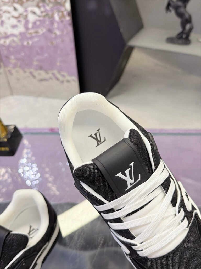 Louis Vuitton Unisex Sneakers detail image 6