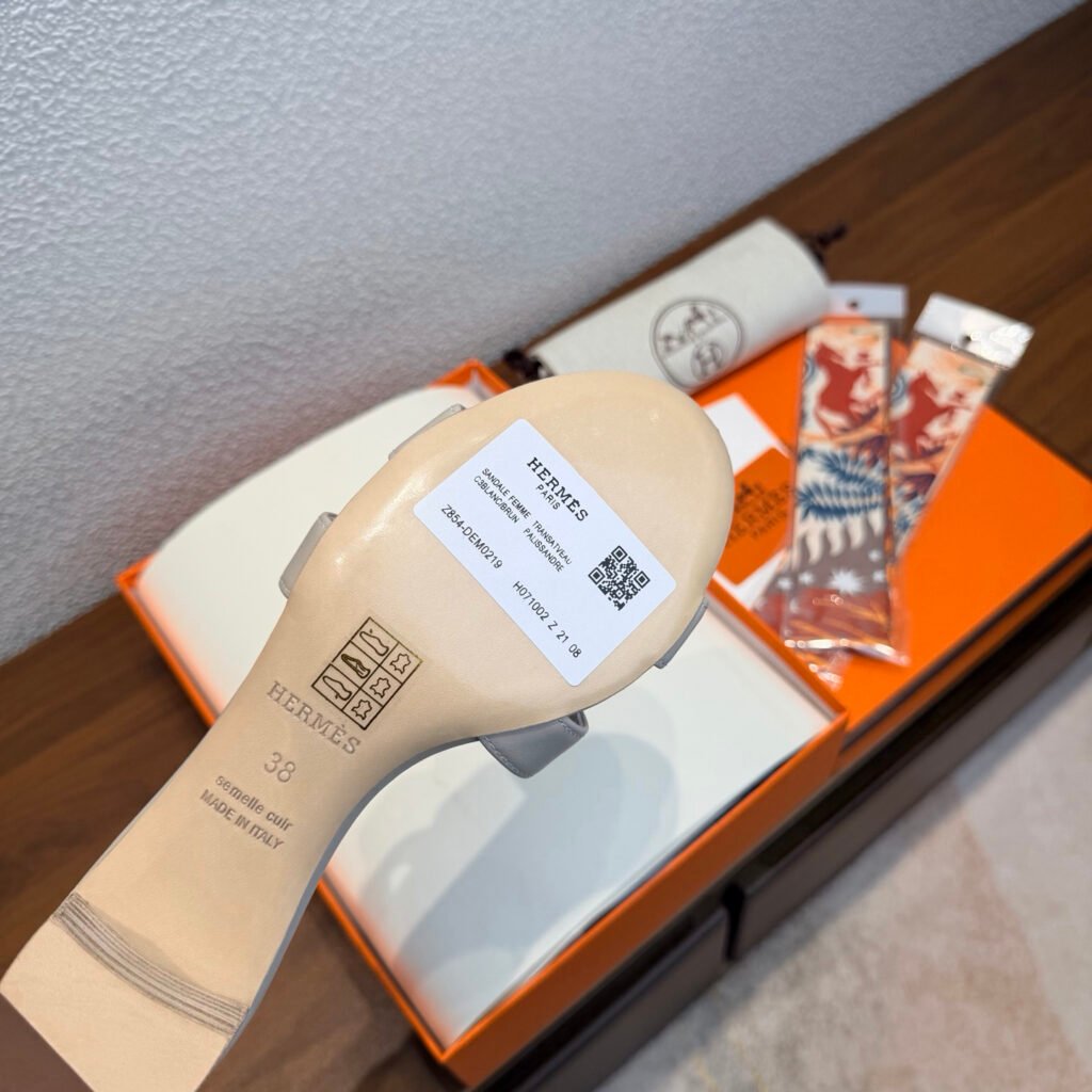 Hermès Unisex Slides detail 6