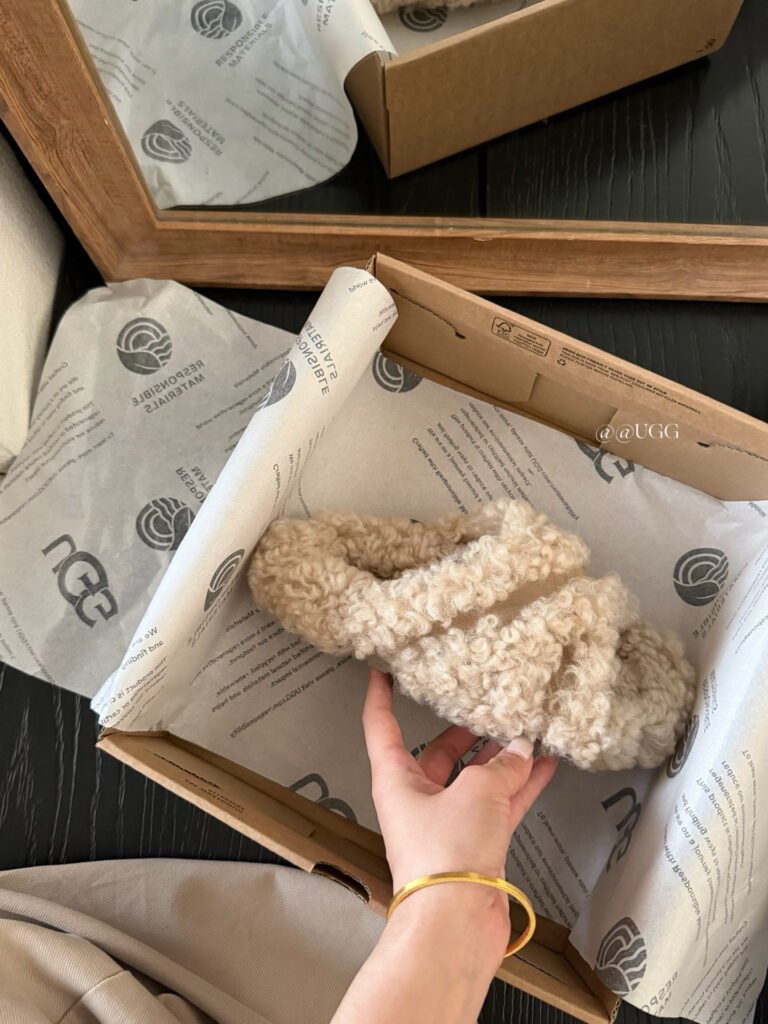 UGG Unisex Slides detail image 6