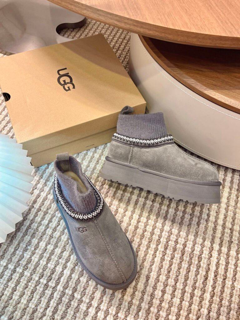 UGG Unisex Snow Boots detail 6