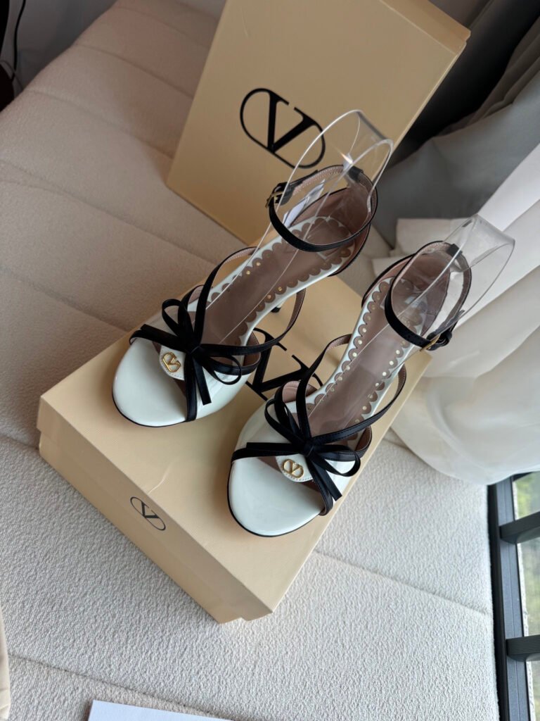 Valentino Garavani Unisex Sandals detail image 6