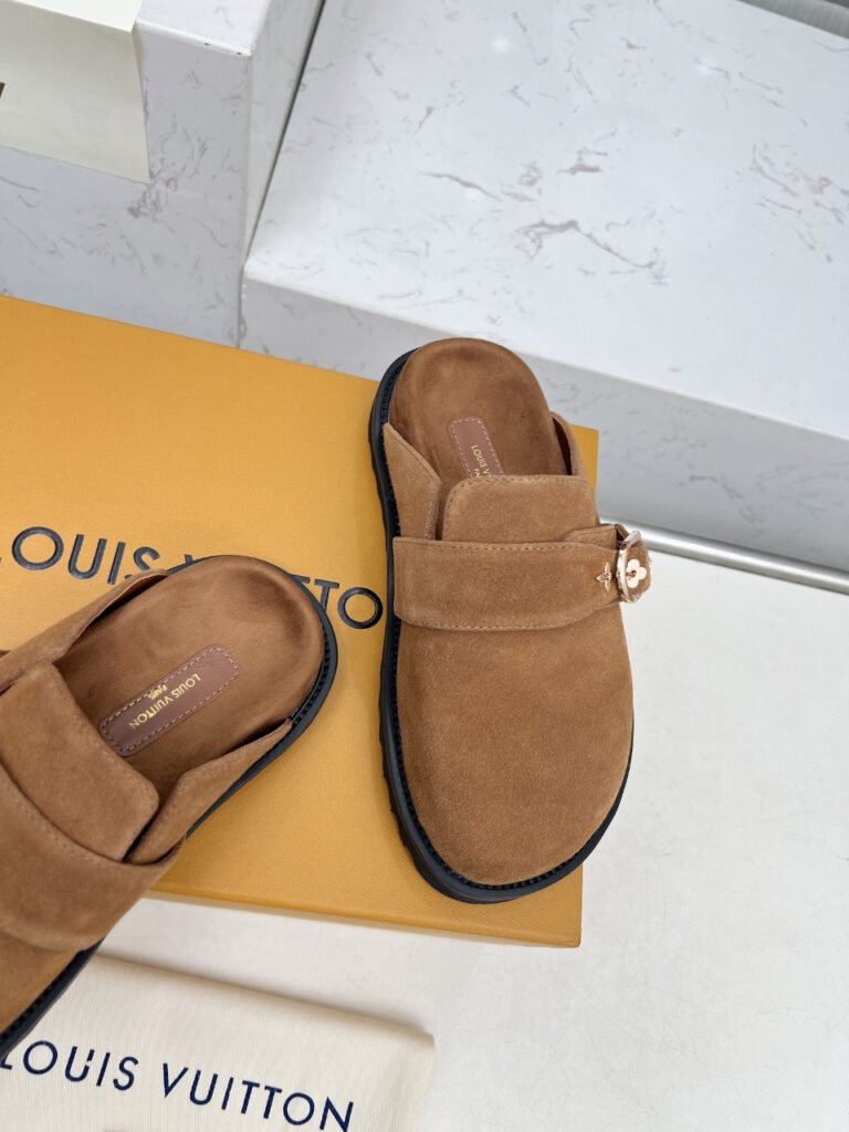 Louis Vuitton Unisex Slides detail 6